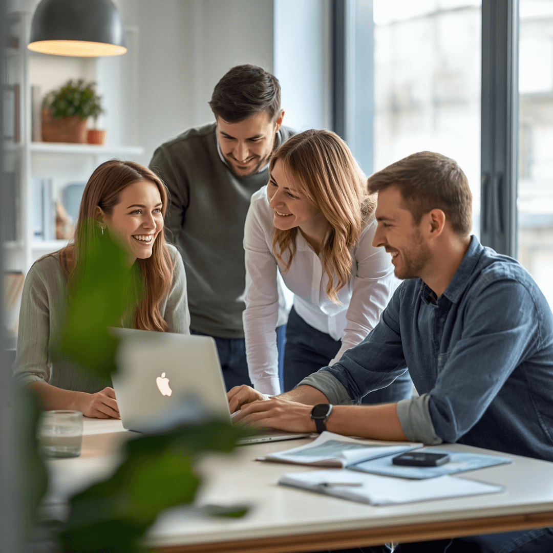 Team arbeitet gemeinsam mit ServicePilot AI
